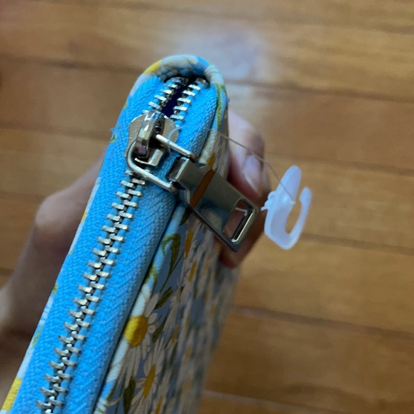 🌸NWOT- Women’s Wallet with gorgeous flowers print🌺 - Picture 5 of 8